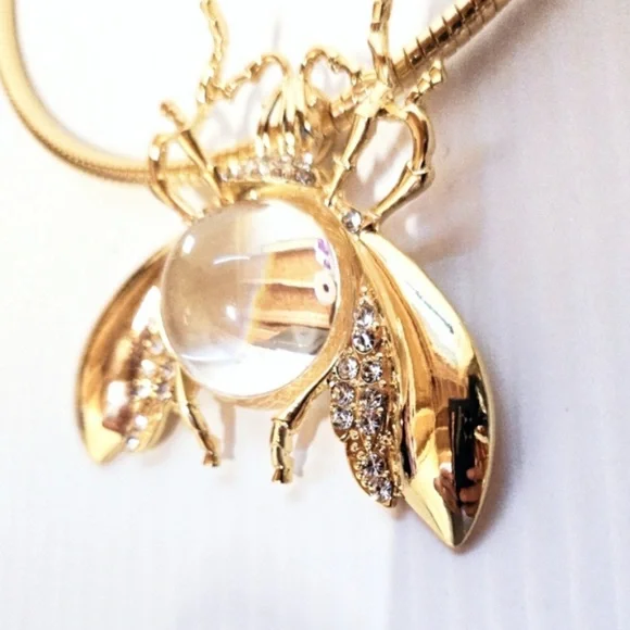 NWT ⚜️🤍⚜️ Natasha Gorgeous Bee Pendant Statement Necklace - Picture 3 of 12